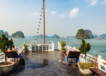 A Guide to Visiting Halong Bay for the First Time