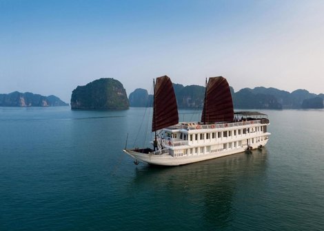 halong bay cruise junk boat