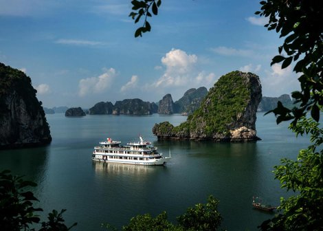 halong bay cruise junk boat