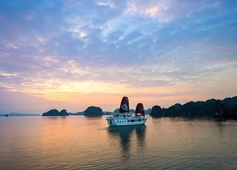 halong bay cruise junk boat