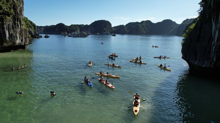 Day trips between Hanoi and Halong Bay