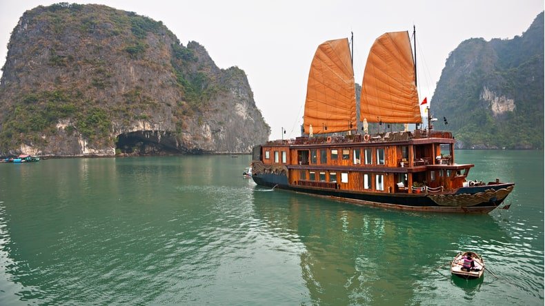 How to Choose a Cruise: The 5 Best Cruise Lines in Halong Bay