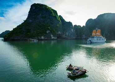 Halong Bay day cruise or overnight cruise: which one should I choose?