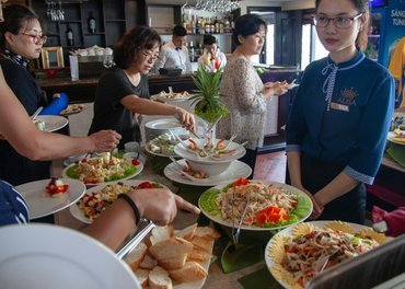 What to Expect on a Cruise: Halong Bay Cruise Food & Drink Onboard