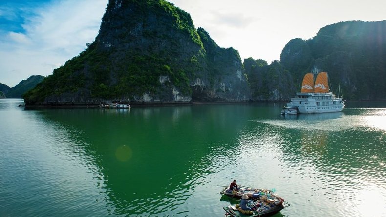 Halong Bay day cruise or overnight cruise: which one should I choose?
