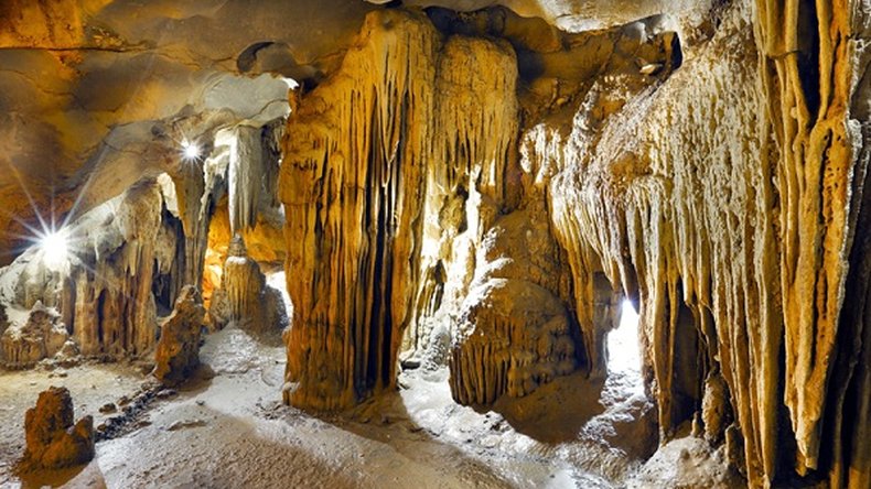 Me Cung Cave - A Guide To The Oldest Cave in Halong Bay