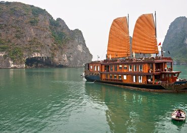 How to Choose a Cruise: The 5 Best Cruise Lines in Halong Bay