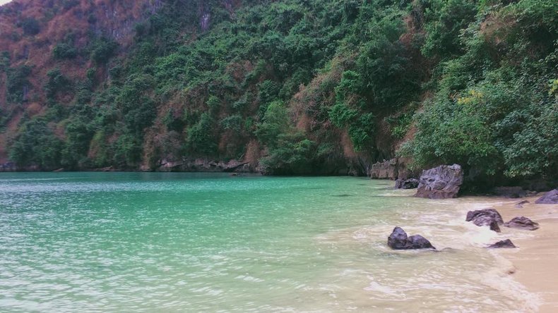 4. Ba Trai Dao Beach