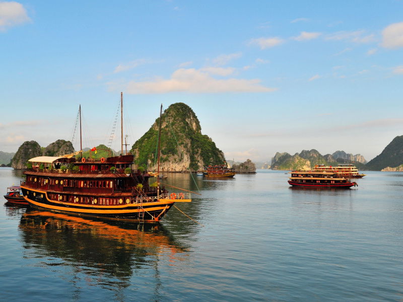 Halong bay small cruises