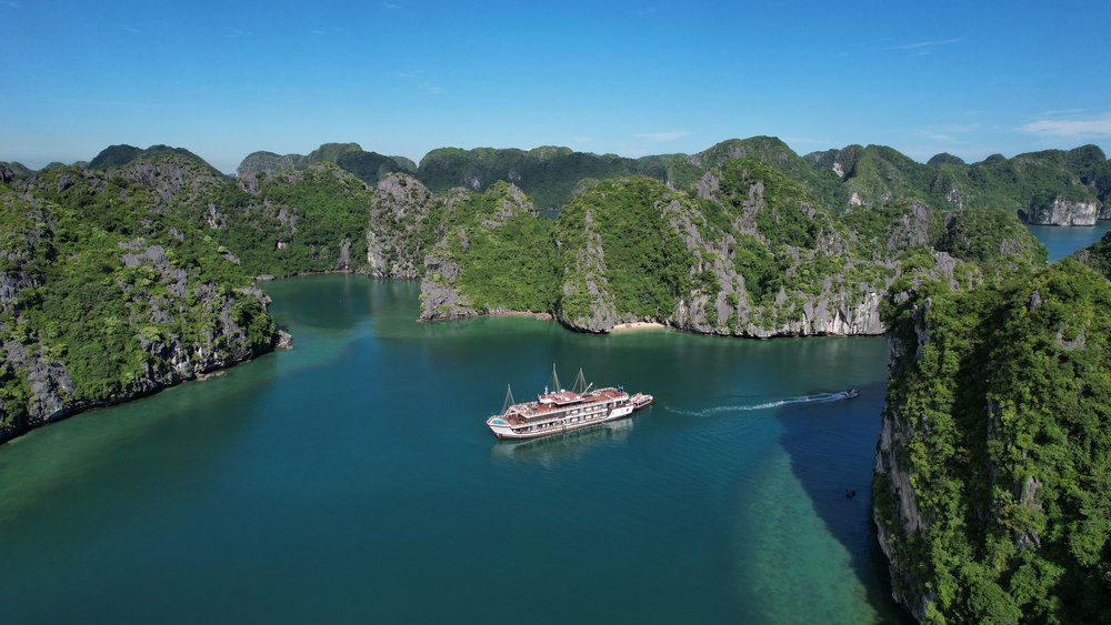 Cruising in Lan Ha Bay