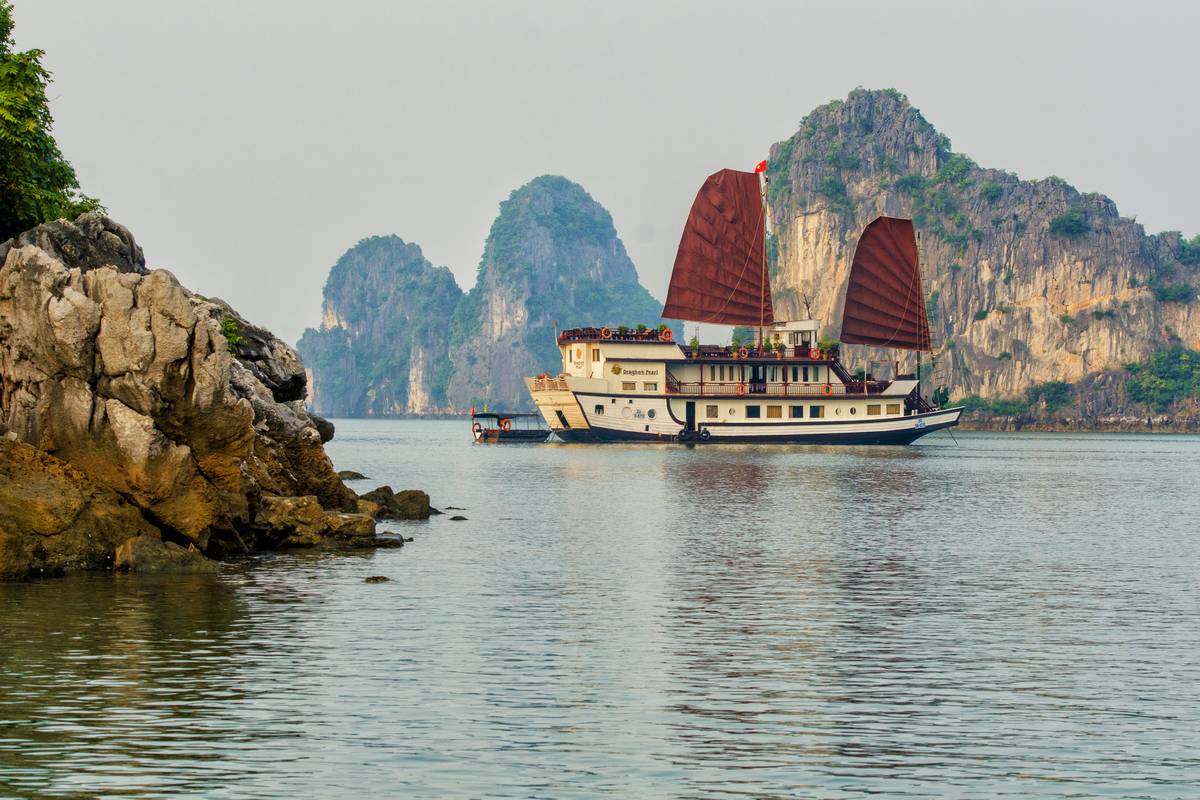 halong bay cruise junk boat