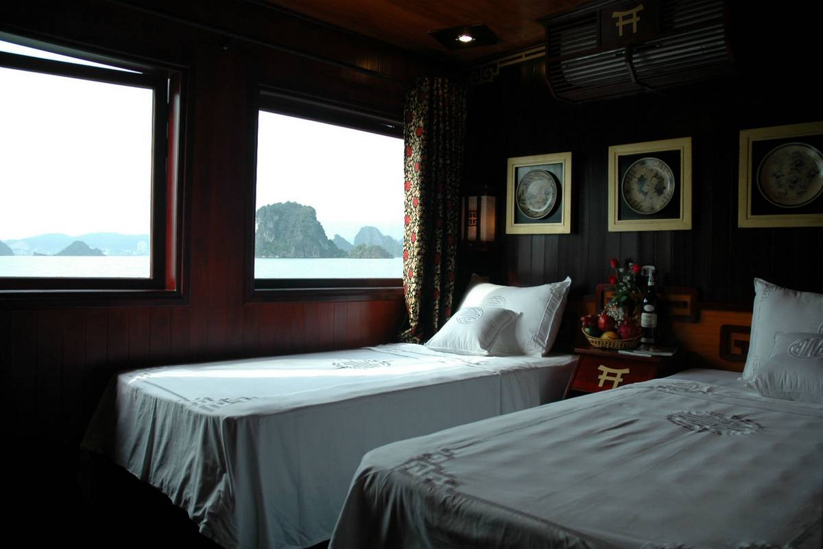 halong bay overnight junk boat cruise