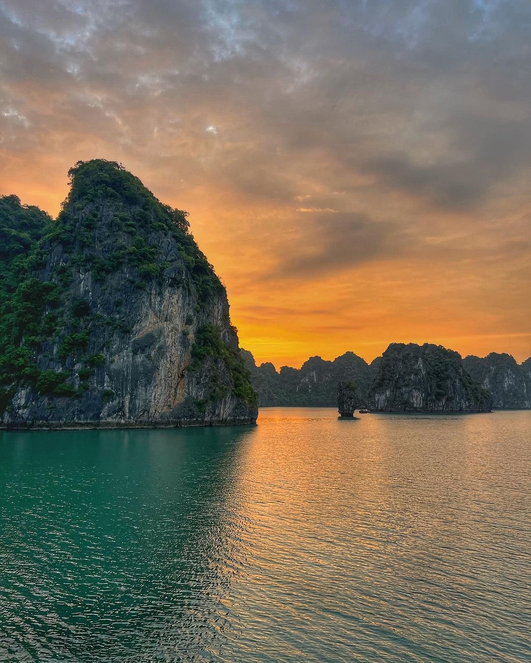 9 Best Bai Tu Long Bay Cruises (With Price & Itinerary)