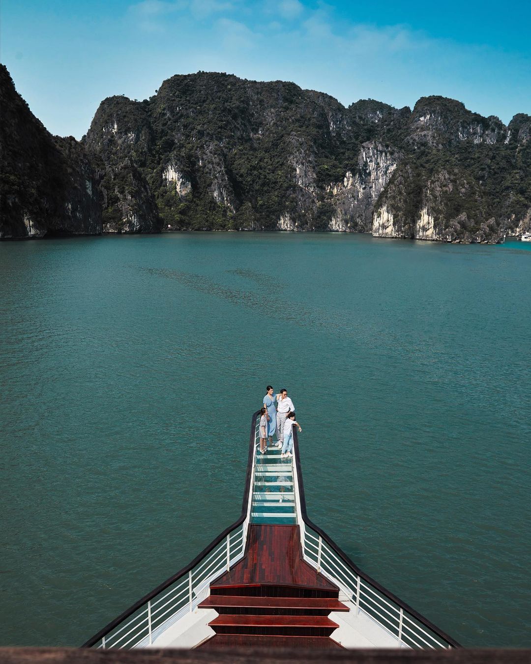 ha long bay cruise in vietnam