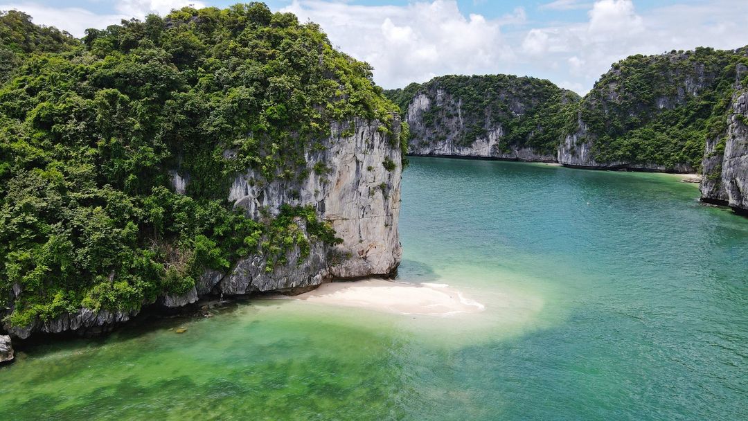 ha long bay cruise in vietnam