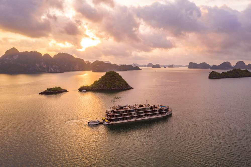 cruise in halong