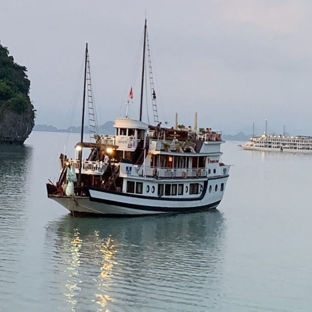 halong bay cruise junk boat