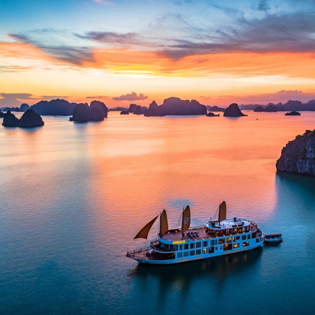 halong bay tour boat