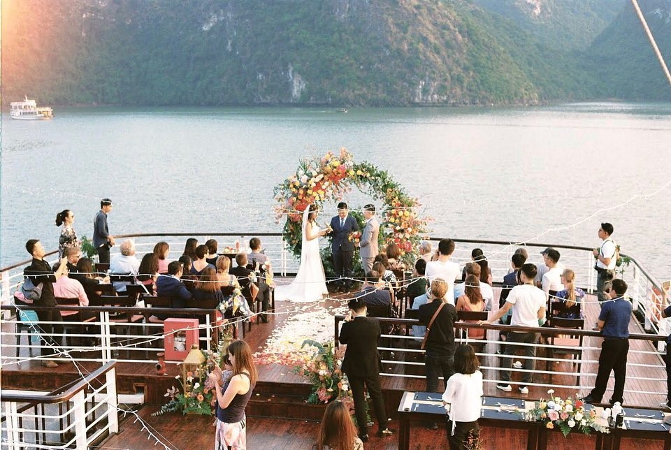 halong bay tour boat