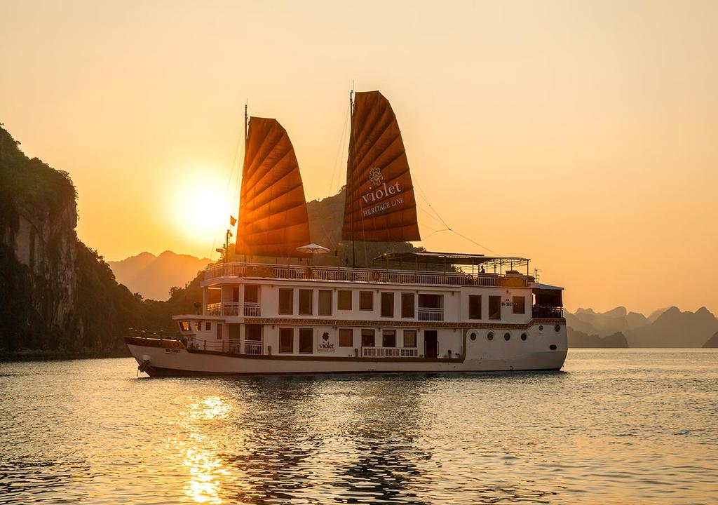 halong bay tour boat