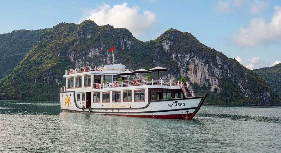 halong bay cruise junk boat